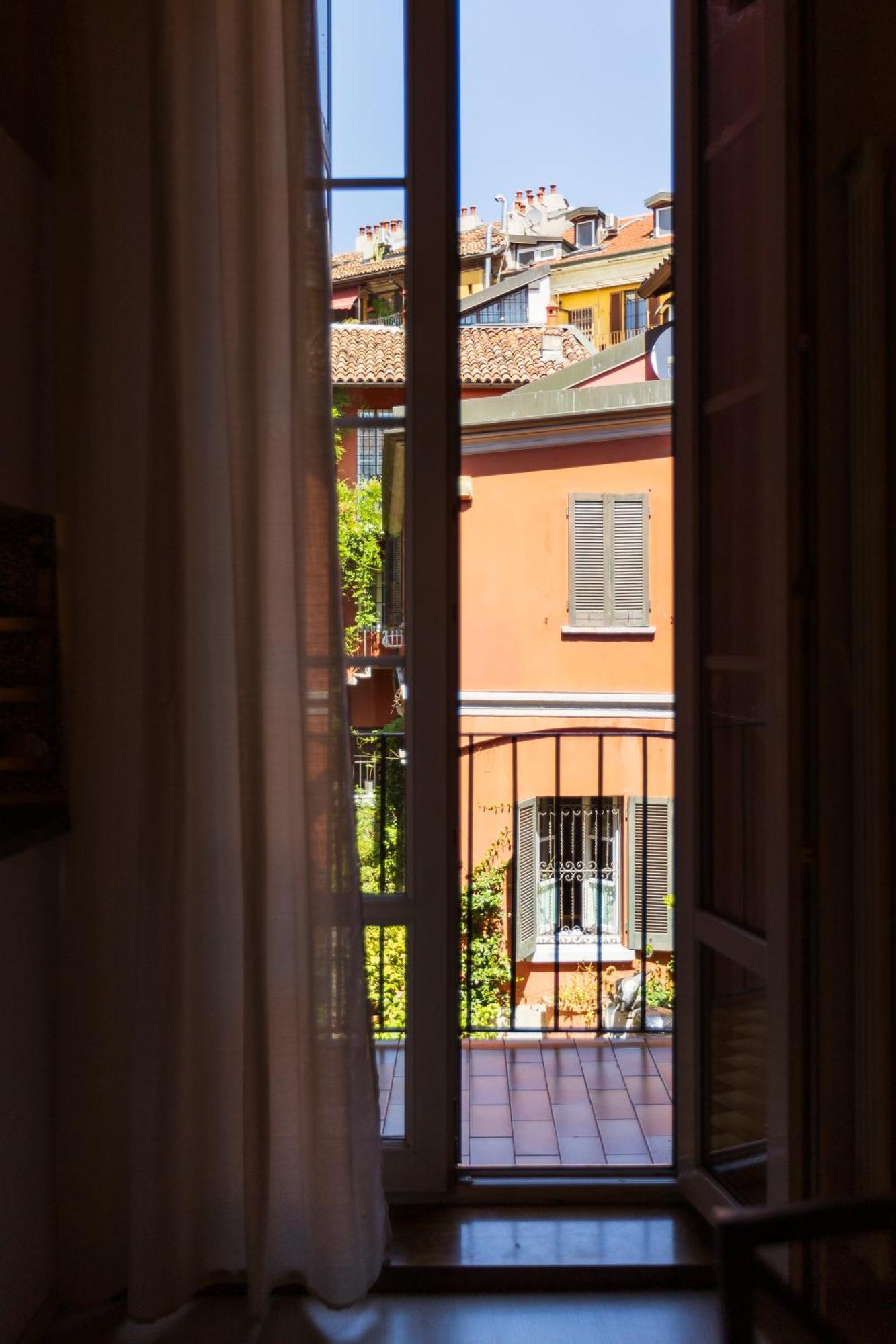 Alzaia Naviglio Grande Milano